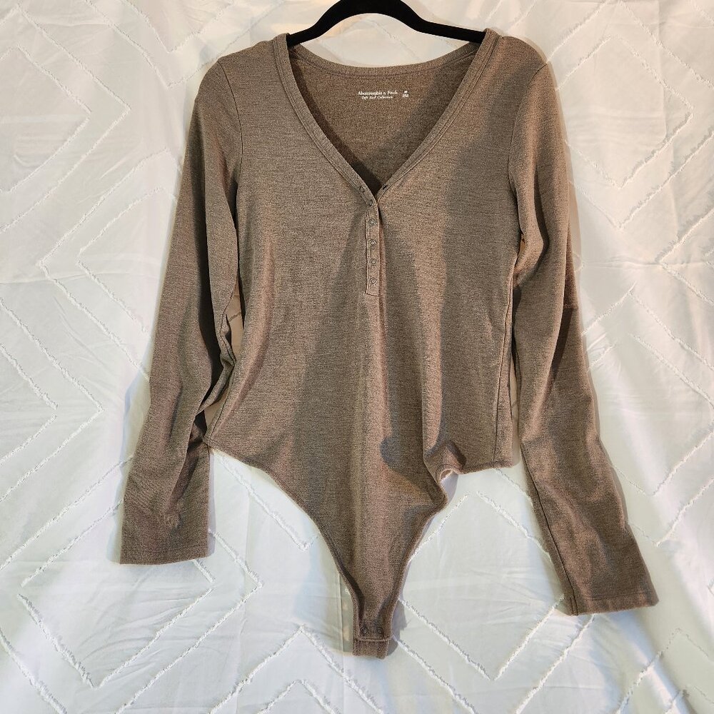 Abercrombie & Fitch Long Sleeve V‑Neck Bodysuit in Taupe